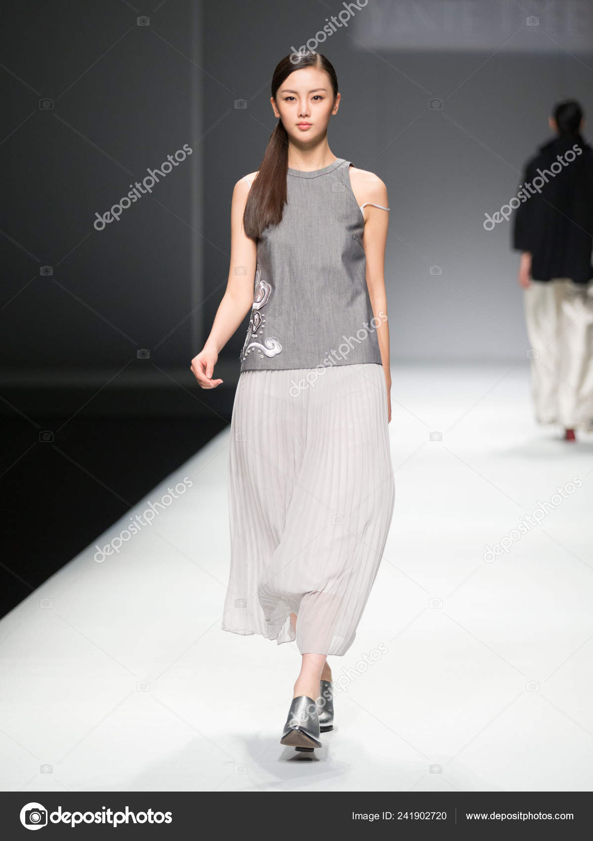 Mannequin Présente Une Nouvelle Création Designer Zhu Wen Défilé Mode