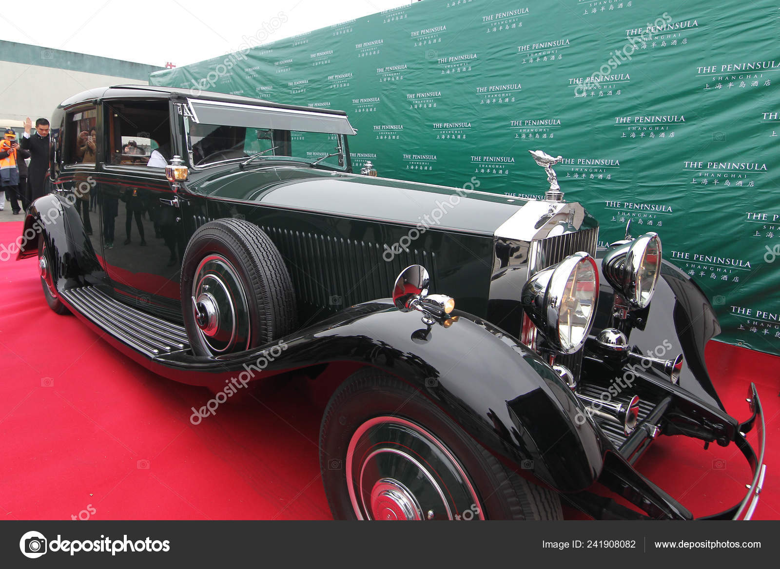 RollsRoyce that transported the Queen sells for almost 200k  Stuffconz
