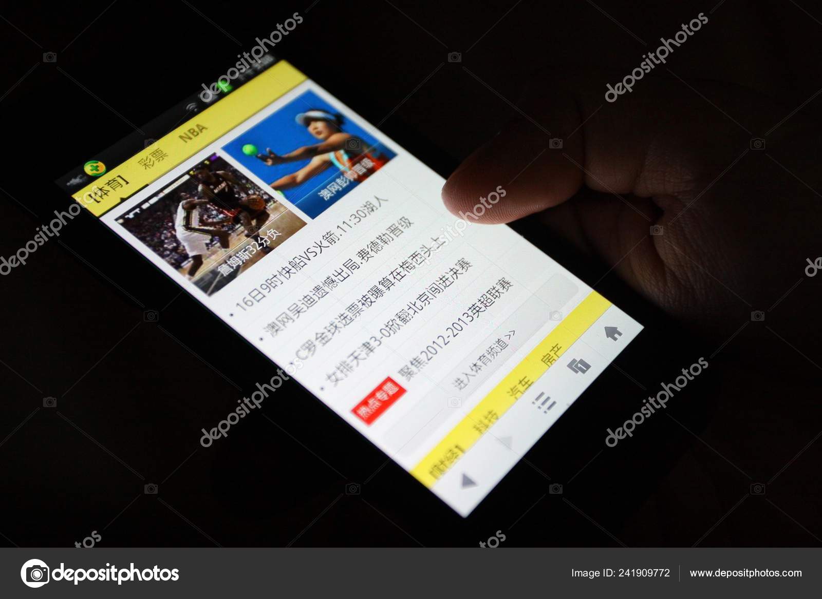 Человек Использует Смартфон Просмотра Спортивного Новостного Сайта.