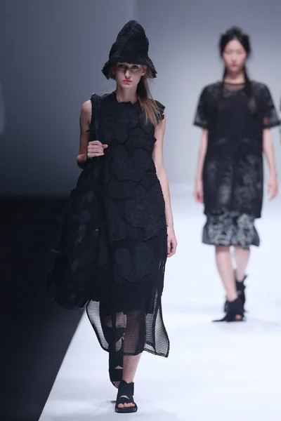 Modeller Visar Nya Skapelser Designern Ban Xiaoxue Modevisning Banxiaoxue Shanghai — Stockfoto