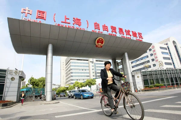 Fájl Kerékpárosok Autó Hágó Kínai Shanghai Pilóta Szabadkereskedelmi Zóna Pudong — Stock Fotó
