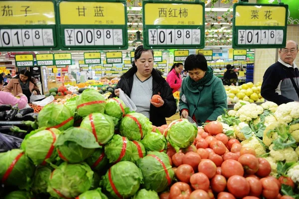 Chińskich Klientów Kupić Warzywa Supermarkecie Qingdao Miasta Wschodnia Chiny Prowincji — Zdjęcie stockowe