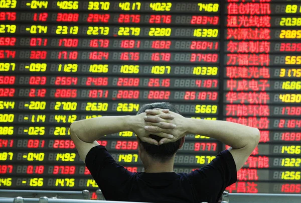 Ein Besorgter Chinesischer Investor Betrachtet Die Aktienkurse Rot Für Steigende — Stockfoto