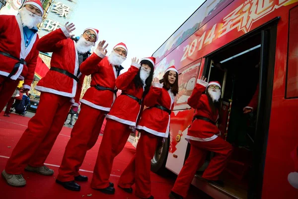 Young People Dressed Santa Claus Costumes Queue Board Christmas Themed — Φωτογραφία Αρχείου