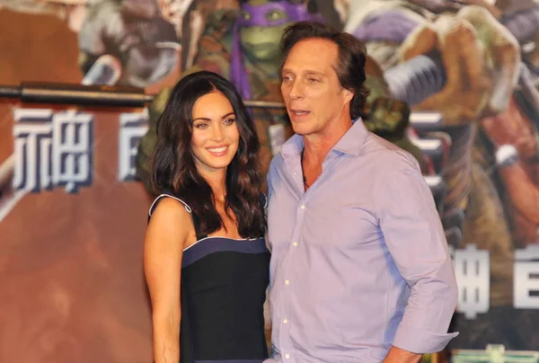 Actriz Estadounidense Megan Fox Izquierda Actor William Fichtner Posan Durante — Foto de Stock