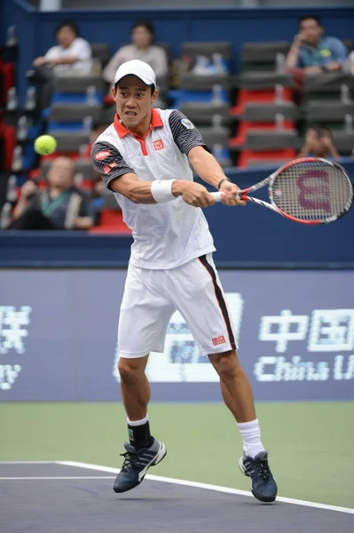 日本の錦織圭 2014年上海マスターズ テニス大会で 上海で 2014 男子シングルスの 回戦でアメリカ合衆国のジャック靴下にショットを返す準備をします — ストック写真
