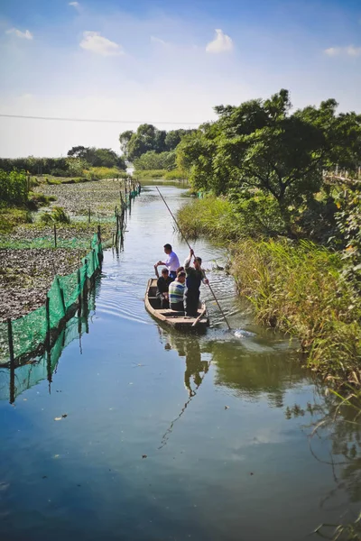 Des Agriculteurs Chinois Conduisent Bateau Transportant Des Visiteurs Pour Visiter — Photo