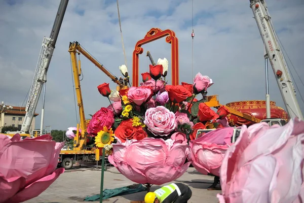 2014年9月24日 在中国北京 起重机将鲜花复制品卸载到天安门广场的巨型篮子上 以庆祝即将到来的国庆节 — 图库照片