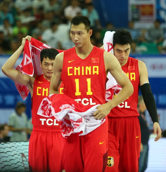 2013年7月9日 在中国广东省东南部广州举行的2013年菲巴斯坦科维奇大陆冠军杯决赛后 中国篮球运动员易建联 走在赛场上 — 图库照片