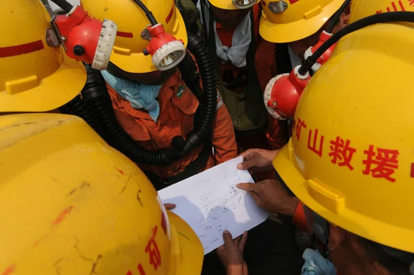 Los Rescatistas Chinos Hacen Plan Rescate Mina Carbón Dongfang Después —  Fotos de Stock
