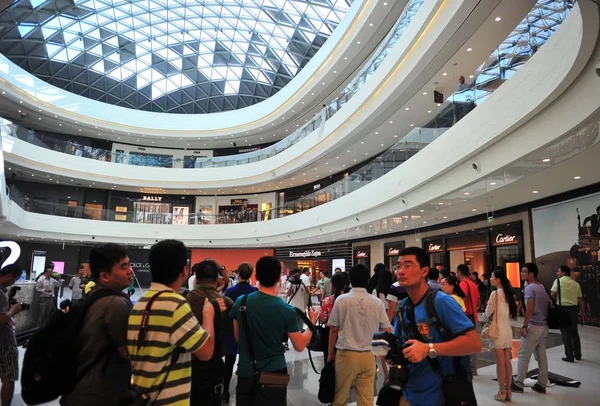 2014年8月25日 中国海南省三亚市 人们参观世界上最大的免税购物中心 海塘湾 — 图库照片