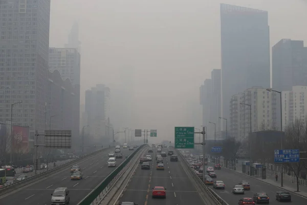 Automóviles Viajan Camino Smog Pesado Beijing China Marzo 2014 —  Fotos de Stock