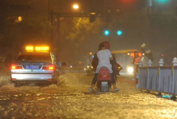 2014年9月22日 中国东部浙江省舟山市台风 带来的暴雨导致车辆在被淹的公路上行驶 — 图库照片