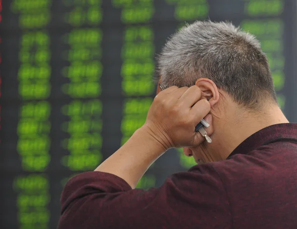 懸念される中国人投資家 東中国安徽州 Fuyang 市の株式仲買家で株式の株価 グリーン価格下落のための緑 を見て 2013 月13日 — ストック写真