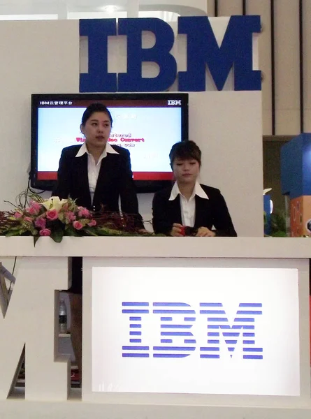 Kinesiska Anställda Utgör Montern Ibm Expo Nanjing East Chinas Jiangsu — Stockfoto