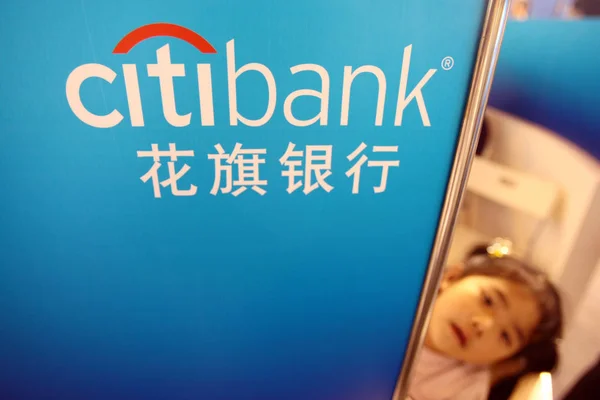 Una Niña China Una Sucursal Citi Bank Shanghai China Febrero — Foto de Stock