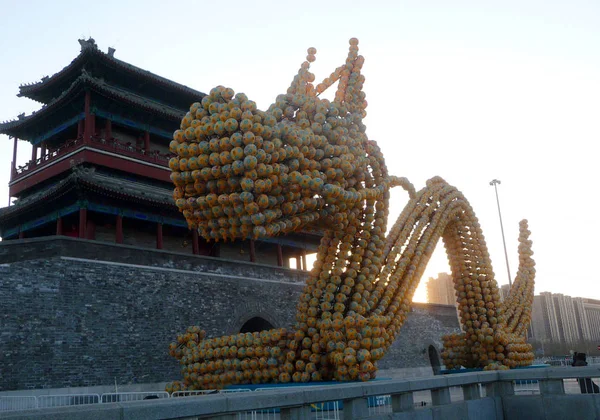 Énorme Dragon Qui Comprend 3000 Lanternes Est Représenté Devant Porte — Photo