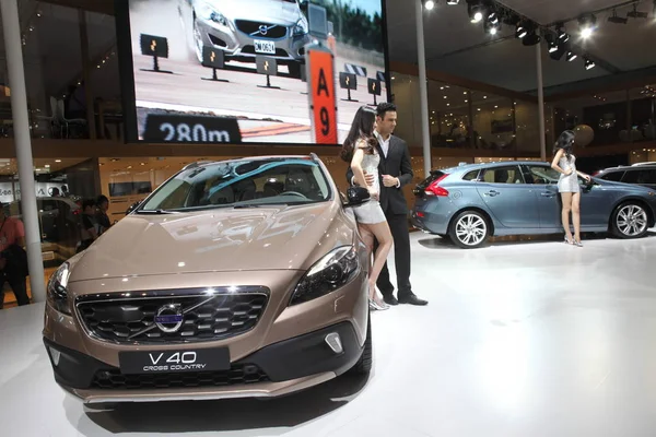 Modelle Posieren Neben Einem Volvo V40 Cross Country Während Der — Stockfoto