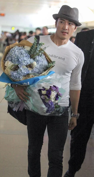 Południowokoreański Aktor Song Seung Heon Posiada Bukiety Kwiatów Pójście Terminalu — Zdjęcie stockowe