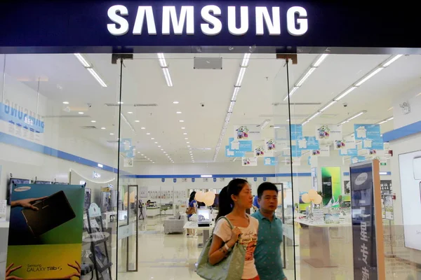 Kunden Verlassen Ein Samsung Smartphone Geschäft Wuhan Zentralchina Provinz Hubei — Stockfoto