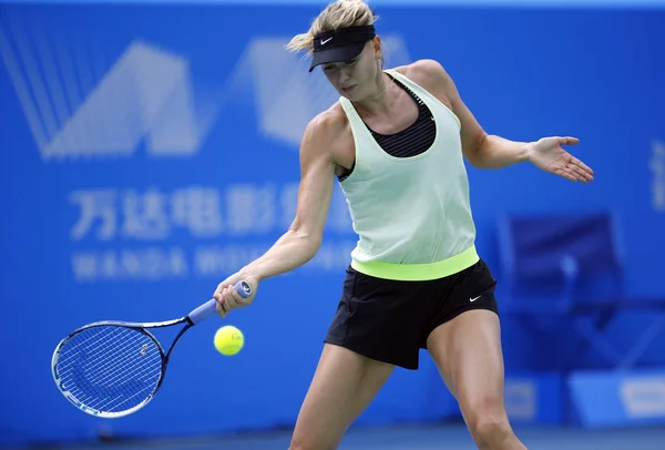 2014年9月20日 在中国中部湖北省武汉市举行的 Wta 武汉网球公开赛前 俄罗斯选手玛丽亚 莎拉波娃在训练课上复出一枪 — 图库照片