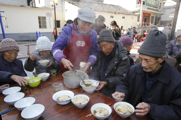 Китайские Пенсионеры Наслаждаются Пельмени Перед Праздником Весны Китайский Новый Год — стоковое фото