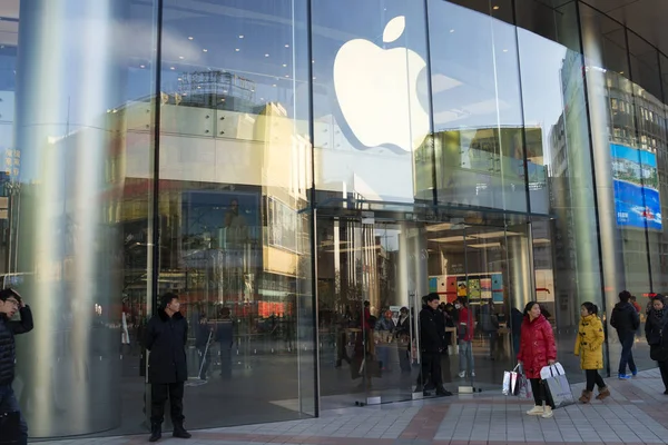 Πεζοί Περπατούν Πέρα Από Ένα Apple Store Στην Πόλη Χανγκζού — Φωτογραφία Αρχείου