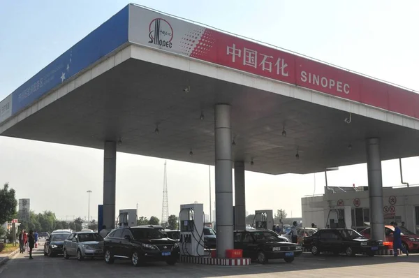 Fila Carros Para Reabastecer Uma Estação Sinopec Xangai China Setembro — Fotografia de Stock