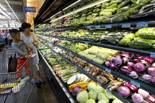 Chinese Customers Shop Vegetables Supermarket Kunming City Southwest Chinas Yunnan — Stock Photo, Image