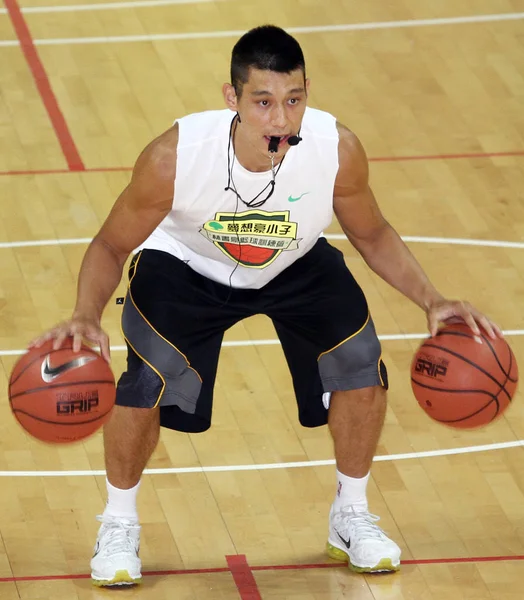 ヒューストンのロケットバスケットボールチームの Nba のスタージェレミー リンが 台湾の台北にあるジェレミー リンのバスケットボールトレーニングクラブでバスケットボールをプレーし 8月18日2013 — ストック写真