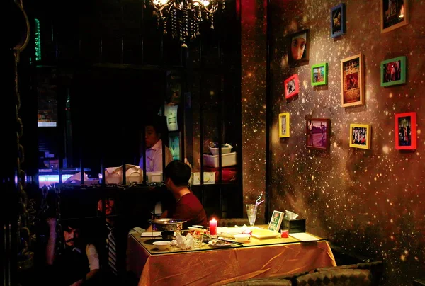 2014年9月6日 一位顾客在中国天津第一家监狱主题餐厅用餐 — 图库照片