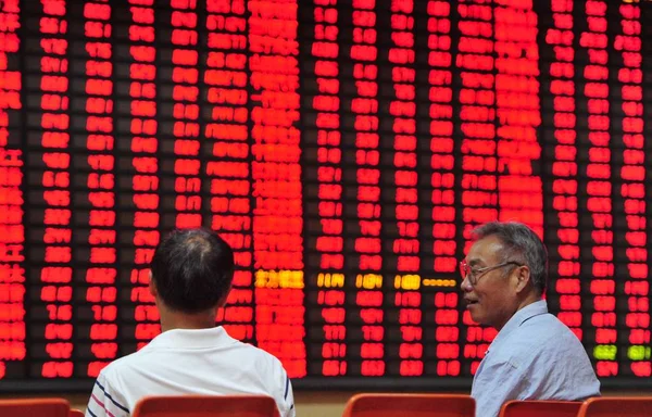 2013年7月10日 中国东部江西省九江市一家股票经纪公司的股价 价格上涨为红色 中国投资者一边说话 — 图库照片