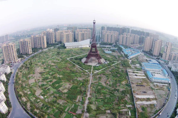 Leépítésre Replikációs Eiffel Torony Körül Növényi Mezők Lakóingatlanok Lakás Tianducheng — Stock Fotó