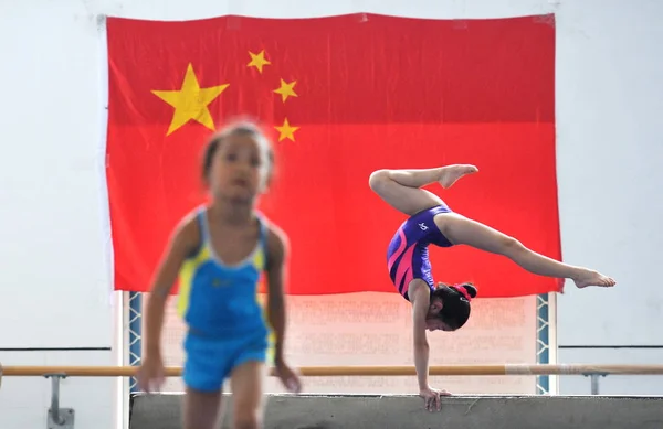 Uma Jovem Pratica Feixe Equilíbrio Durante Treinamento Ginástica Fuyang Sports — Fotografia de Stock