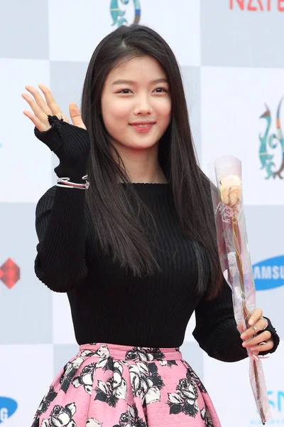 Южнокорейская Актриса Ким Чжон Машет Красной Дорожке Церемонии Вручения Премии — стоковое фото