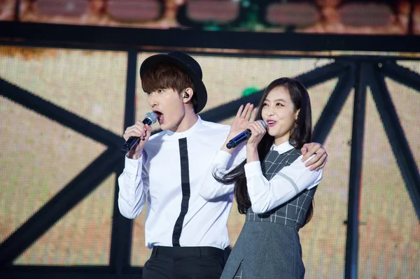 Los Cantantes Chinos Zhou Left Victoria Song Qian Presentan Concierto —  Fotos de Stock