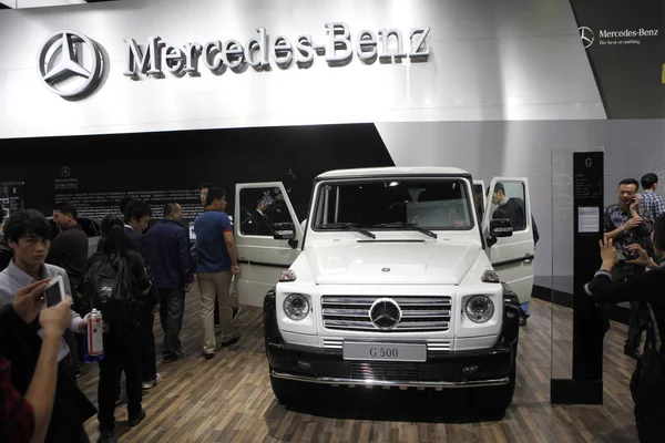 Люди Відвідують Стенд Mercedes Benz Під Час Китай Гуанчжоу Міжнародна — стокове фото