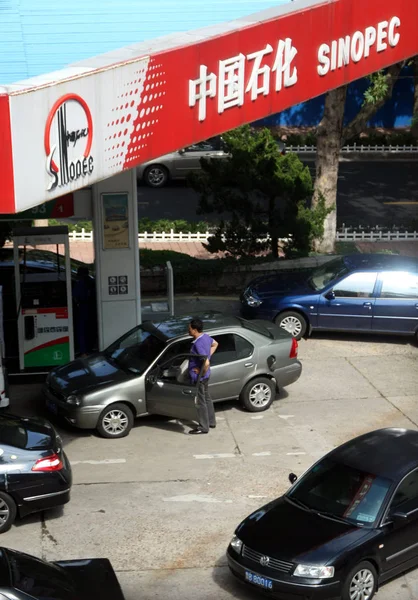 Carros Linha Para Ser Reabastecido Posto Gasolina Sinopec Cidade Qingdao — Fotografia de Stock