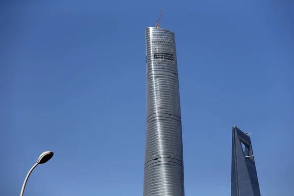 Шанхайская Башня Слева Строится Рядом Шанхайским Мировым Финансовым Центром Финансовом — стоковое фото