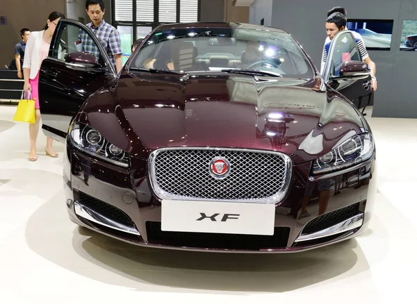 Ziyaretçiler Chongqing Bir Otomobil Fuarında Ekranda Bir Jaguar Denemek Veya — Stok fotoğraf