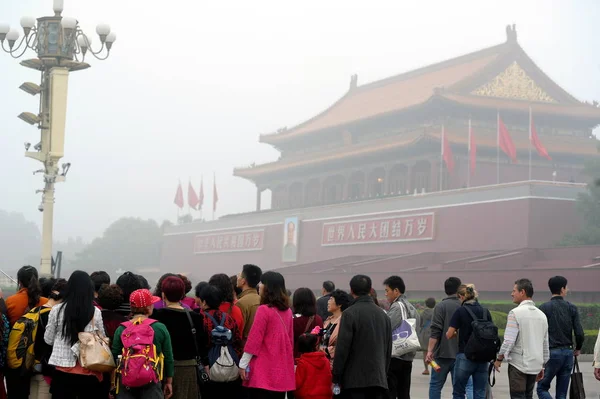 Des Touristes Entassent Place Tian Anmen Dans Smog Intense Pékin — Photo