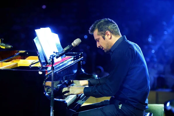 Pianista Compositor Francés Laurent Couson Actúa Durante Concierto Piano Ciudad — Foto de Stock