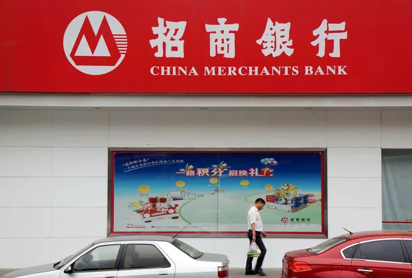 Paseos Peatonales Por Una Sucursal Del Banco Comerciantes China Cmb — Foto de Stock