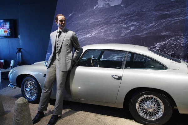 2013년 28일 상하이 민성미술관에서 007 50년 스타일 디자인 전시회에서 아스톤 — 스톡 사진