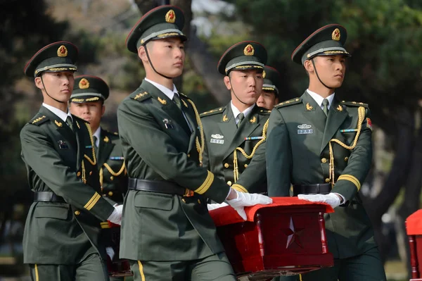 Chinese Pla People Liberation Army Soldaten Begeleiden Een Doodskist Van — Stockfoto