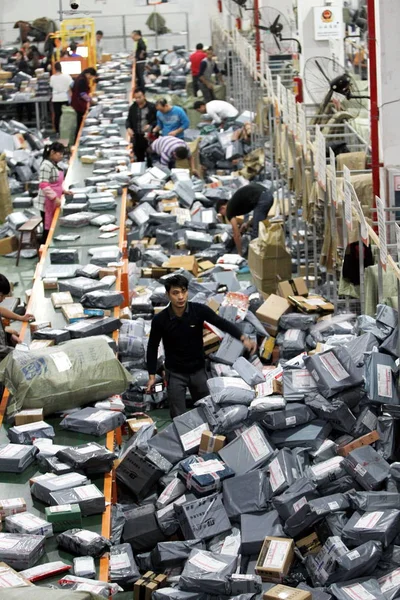 中国の労働者を並べ替える区画 その大半がオンラインからショッピングで 流通センターの Sto エクスプレス温州市で 中国東部の浙江省 2014 — ストック写真