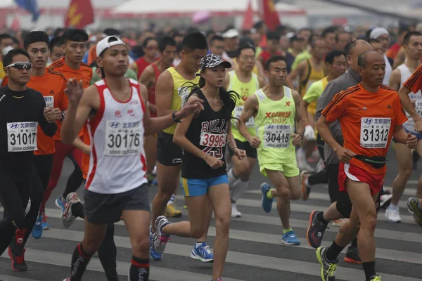 Partecipanti Cinesi Corrono Durante Maratona Internazionale Pechino 2014 Smog Pesante — Foto Stock