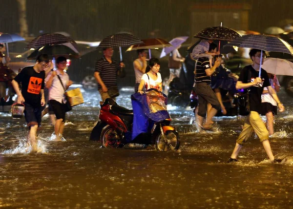 Hangzhou Isabet Şiddetli Yağmur Sırasında Sular Altında Bir Sokakta Yürüyen — Stok fotoğraf