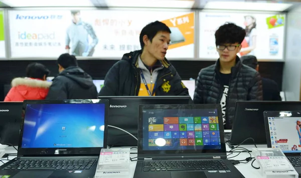 Πελάτες Ψωνίζουν Για Φορητούς Υπολογιστές Lenovo Ένα Κατάστημα Στο Χανγκζού — Φωτογραφία Αρχείου
