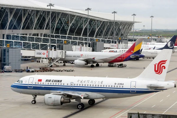 Sugárhajtású Utasszállító Gépet Air China Leparkolni Shanghai Hongqiao Nemzetközi Repülőtértől — Stock Fotó
